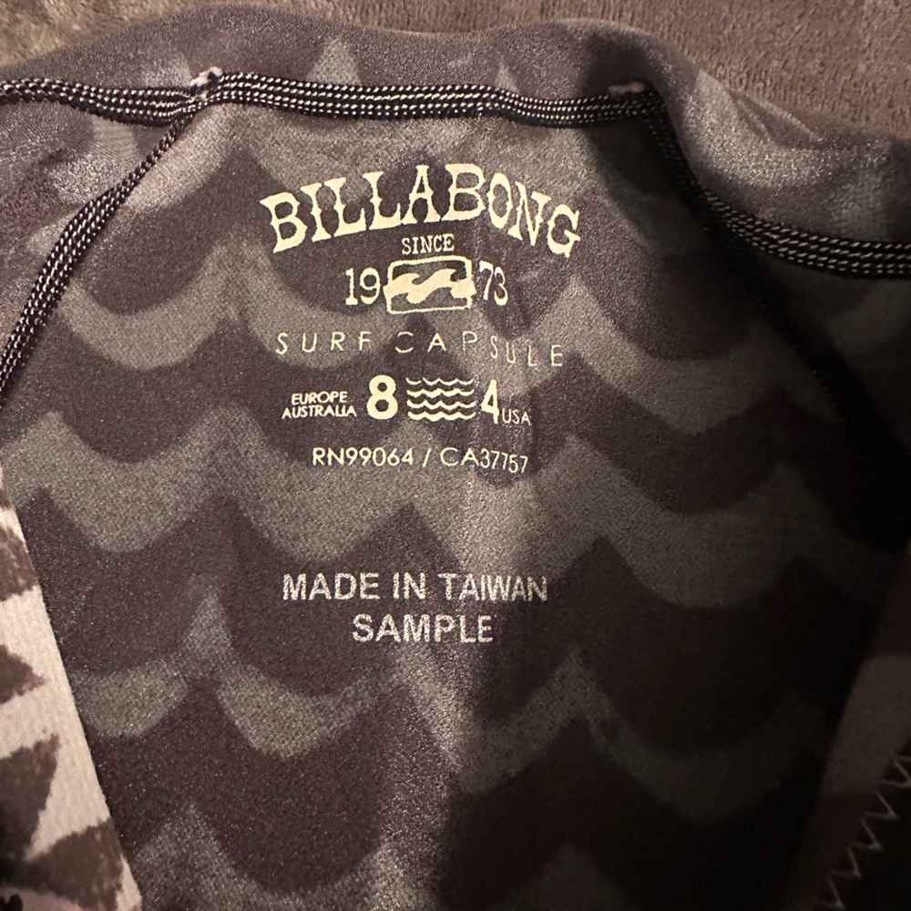 Brand new never worn billabong surf capsule suit, size 4 - Picture 3 of 4